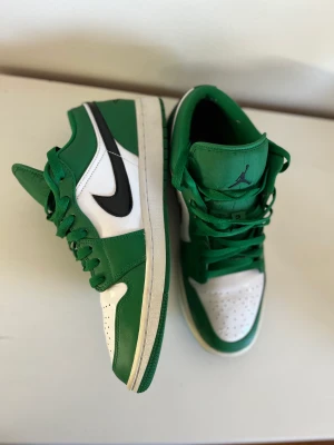 Jordan 1 - Säljer nu mina Jordan 1 Pine Green pågrund av att de inte kommer till användning. Använt   fåtal gånger, så bra skick. Storlek 44. 