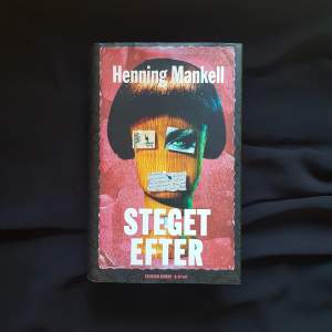 Roman skriven av prisbelönta författaren Henning Mankell. Nyskick. 