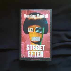 Kriminalroman: Steget Efter - Roman skriven av prisbelönta författaren Henning Mankell. Nyskick. 