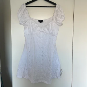 Vit sommarklänning med puffärm - Kort vit sommarklänning från ASOS. Aldrig använd och har lappen kvar. Stretchigt och lätt tyg.