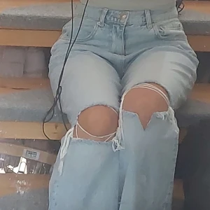 Baggy ish Jeans - Knappt använda jeans från gina tricot, de har hål på båda knäna 🪼