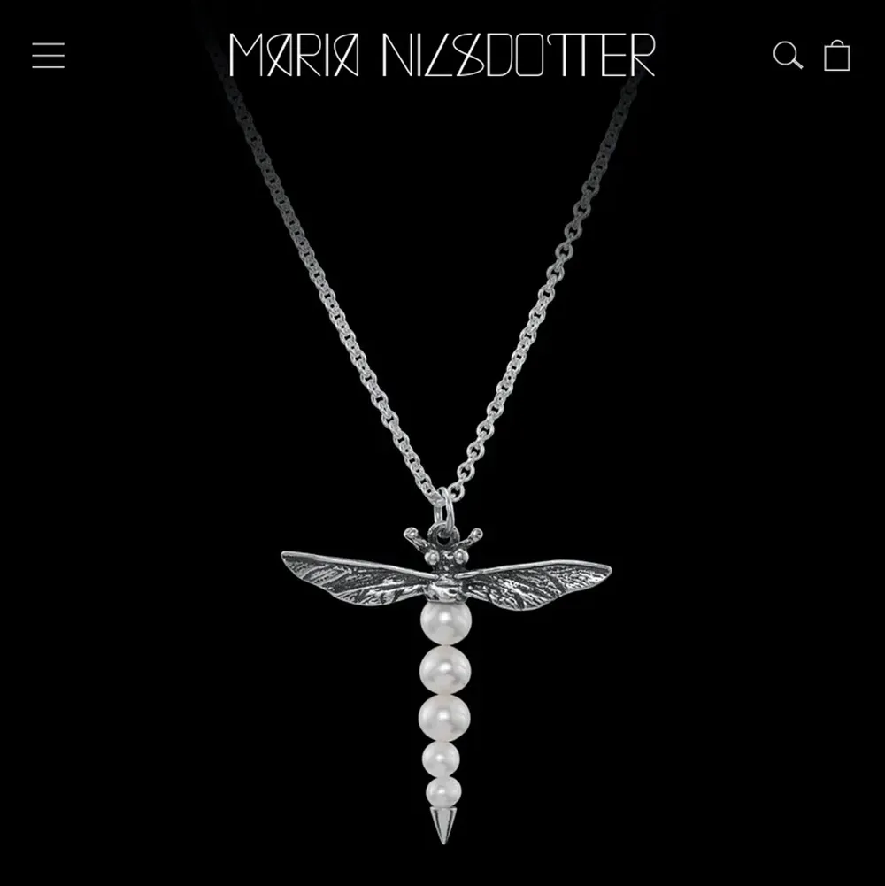 Säljer ett helt nytt Maria Nilsdotter halsband, en silverskedja med en trollslända💞 nypris 2095 kr, kom med eget bud!. Accessoarer.