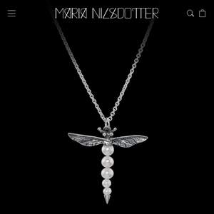 Säljer ett helt nytt Maria Nilsdotter halsband, en silverskedja med en trollslända💞 nypris 2095 kr, kom med eget bud!