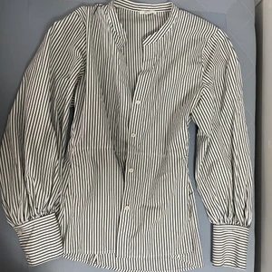 skjorta - skjorta som formar kroppen fint speciellt midjan, nyskick!! 