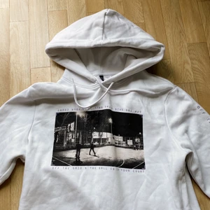 Hoodie  - Hoodie med bild tryck på framsidan, text på ärmar. Är i stolek M men jag är S, så passar till mindre storlekar också!