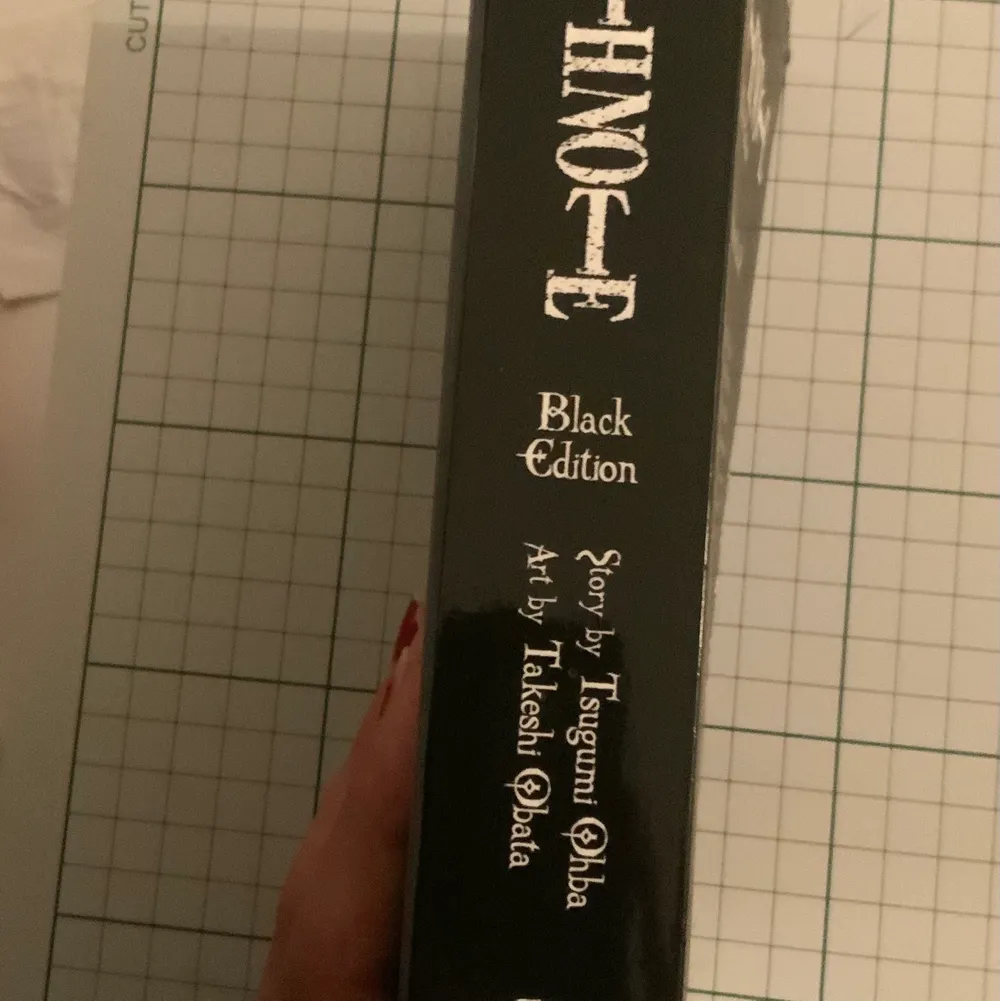 Säljer mangaboken Death Note black edition I (innehåller volym 1 och 2 av serien). Kan mötas upp i Stockholm.. Övrigt.