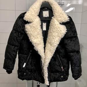 Hej.   Jag säljer min jacka från River Island som jag köpte för 2-3 år sen. På grund av att den är för liten för mig så har den endast hängt i min garderob sen inköpet. Den är så mysig och lagom tjock därav passar den utmärkt som en vinter/höstjacka. 