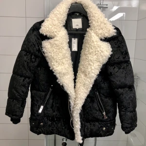 River Island - vinter/höstjacka  - Hej.   Jag säljer min jacka från River Island som jag köpte för 2-3 år sen. På grund av att den är för liten för mig så har den endast hängt i min garderob sen inköpet. Den är så mysig och lagom tjock därav passar den utmärkt som en vinter/höstjacka. 