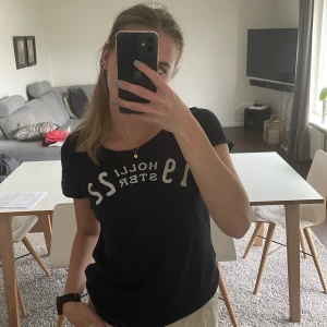 Hollister t-shirt - Marinblå t-shirt från hollister, så snygg till vardags💕💗🥰