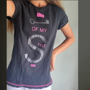 Diesel t-shirt - Tröja ifrån Diesel i väldigt fint skick!! Storlek XXL men är själv en Xs så skulle säga att den passar allt ifrån XXS/XXL beroende på hur man vill att den ska sitta<3