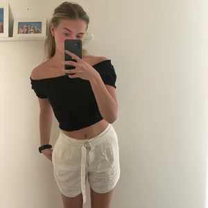 Linne shorts  - Vita as balla linne storts som tyvärr är försmå för mig😭 passar as bra nu till sommaren. Strl 34 men passar också en liten 36a