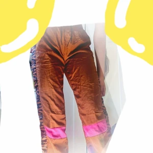 Tracksuit byxor - Byxor från Costbart köpta av mistag storlek xl men värkar passa perfekt som oversized byxor för storlek s och m. Aldrig använt men passar bra att styla med en vardaglig svart top. Nypris från 500 men köpta 300.