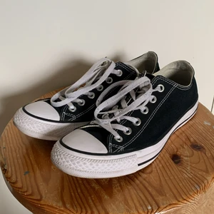 Svarta Converse storlek 39,5 - Svarta, låga Converse i storlek 39,5. Använda men i bra skick.