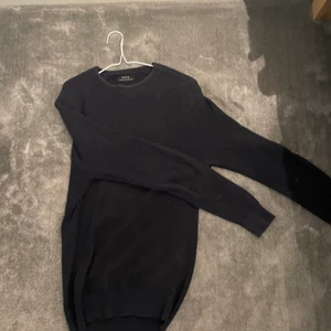 Mörkblå Zara tjocktröja - Bra skicka men passar inte längre mig