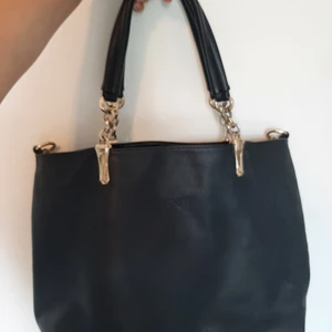 BEINI Väska - Hyfsat gammal men i bra skick. Skriv om ni vill ha kort på facken innuti. Pris kan diskuteras.