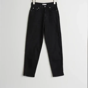 Svarta Gina tricot jeans - Säljer mina fina jeans från Gina. Köpt för 499kr så jag säljer för 150, om flera är intresserade blir det budgivning. Skriv privat om ni vill ha flera bilder!🤩