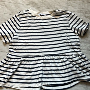 Randig volang tröja (zara) - Säljer nu denna super snygga randiga volang t-shirten från zara! Köpt på plick men typ aldrig använd, pga att den int riktigt är min stil längre💕 skriv gärna privat för fler bilder eller annat ni undrar över. Pris kan diskuteras