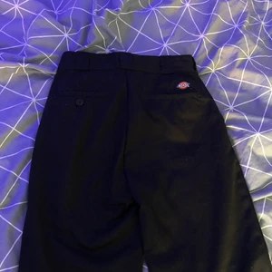 Dickies chinos. - Säljer ett par Dickies chinos. Andvänt 1 gång , dom är 10/10 skick. Säljer pga ,inte min stil.  Köpte dom för 800kr på carlings✨ ✨Säljer för 600kr eller bud✨ Köparen står för frakten. (Vid snabb affär lägre pris)
