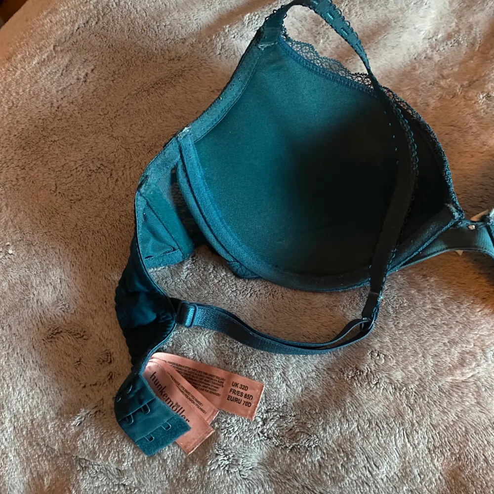 Skitsnygg bh från hunkemöller i en teal-färg (blågrön)🧡 Storlek 70D! Push up modell!! Nypris 349kr, säljer för 100kr + frakt! . Övrigt.