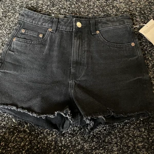 Svarta shorts - Svarta shorts från Monki! Prislapp kvar!  Skick: Nyskick Storlek: W27, men sitter som W26 Nypris: 250kr