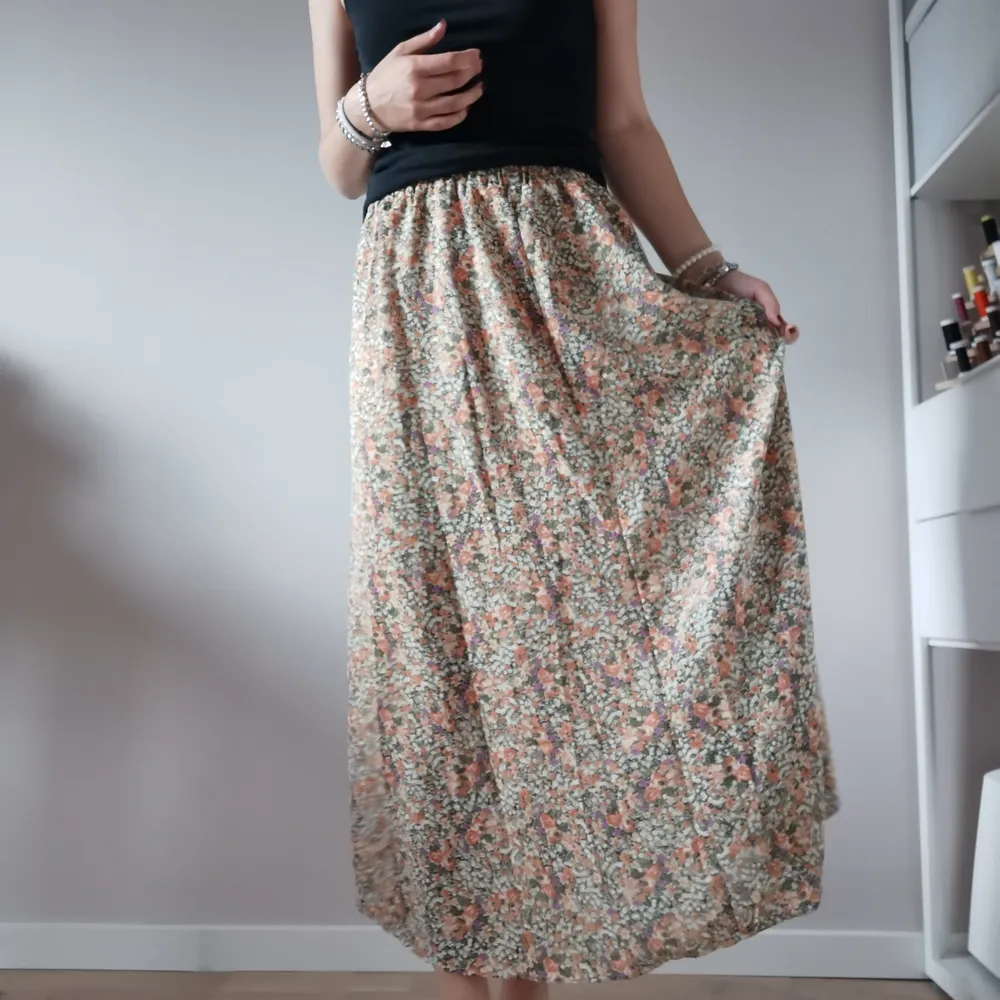 Blommig kjol från shein 🌟 aldrig använd 🌟jag är 164cm 🌟170kr inklusive frakt (dyrare om man vill ha spårbart) . Kjolar.