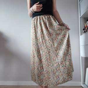 Blommig kjol från shein 🌟 aldrig använd 🌟jag är 164cm 🌟170kr inklusive frakt (dyrare om man vill ha spårbart) 