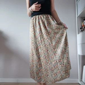 Kjol - Blommig kjol från shein 🌟 aldrig använd 🌟jag är 164cm 🌟170kr inklusive frakt (dyrare om man vill ha spårbart) 