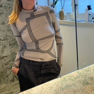 Turtleneck tröjan från Gina.  - En enkel snygg baströja som man enkelt kan klä upp. Storlek M men funkar bra på en S.