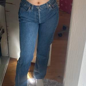 Säljer mina helt oanvända Levis jeans köpta för ca ett halv år sedan,dom passar mig bra som är 166! ❤️