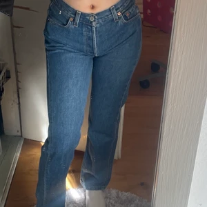 Levis jeans  - Säljer mina helt oanvända Levis jeans köpta för ca ett halv år sedan,dom passar mig bra som är 166! ❤️