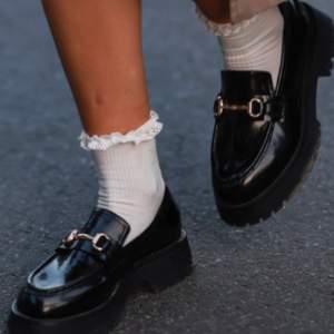 Svarta loafers i storlek 38 från & other stories! Använda en gång men säljer för kommer inte till användning 💗💗💗