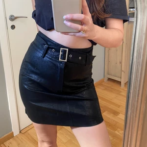 Kjol - Snygg kjol i läder imitation från only. Säljer då den inte kommer till användning. Den är som ny! Tar endast swish och fraktar endast paket. 