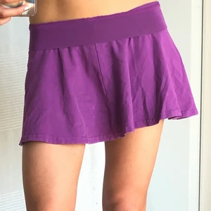 Kjol - RESER OM 4 DAGAR SÅ FÖRST TILL KVARN!! Paketpris går att få:)Säljer denna söta minikjol💟 fraktar för 22kr spårbart eller möts i Fridhemsplan ⭐️ står dollystyle i lila på baksidan