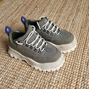 Eytys angel gröna 37 bytes mot 38 - Superfina eytys i grön canvas i strl 37. Använda, men inte så mycket då de är för små, så de är i fint skick! Säljs för 1000kr eller bytes mot strl 38!