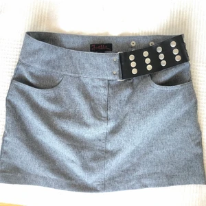 Kjol - RESER OM 4 DAGAR SÅ FÖRST TILL KVARN!paketpris går att få:)  Säljer denna coola kjol⭐️ fraktar för 44kr eller möts i Fridhemsplan ❗️