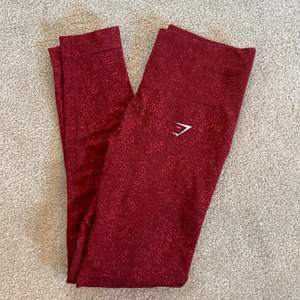 Röda tights från gymshark storlek xs, inte mycket använda och i toppenskick!🙌🏼