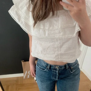 Söt blus - storlek S passar M, vit blus från bikbok, originalpris 300 kr, köp för 200 kr. 
