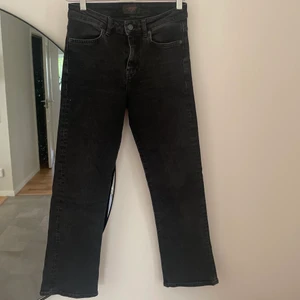 Jeans från J.Lindeberg - Svarta jeans från J.Lindeberg. Scarlett high waist / cropped flare. En aning kortare modell med ett lätt klockformat slut på benen. Har varit mina favoriter länge men de passar tyvärr inte längre.. 