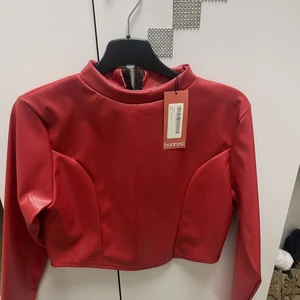 röd topp - Helt ny top i fejk läder från boohoo storlek 40