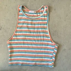 En färgglad tröja perfekt för sommaren. Säljer för att den är för liten 