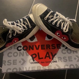 Converse d play  - Detta är converse comme des garcons skor som är i bra skick! Köpta förra sommaren och med får man orginallådan med! Skriv för intresse💕