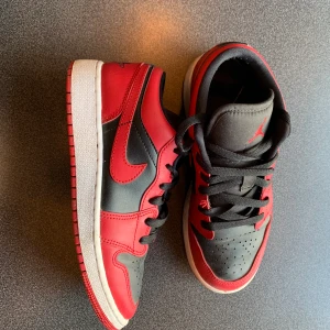 Jordans - Jätte snygga jordans i röd och svart som är i fint skick alltså använda väldigt få gånger då jag har liknande. Priset går att diakutera. Nypris:900kr 