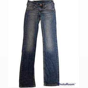 Lågmidjade Y2K jeans från Lee, har fått slitningar längst ner men detta kan vikas upp eller bara has som det är 300kr+ frakt