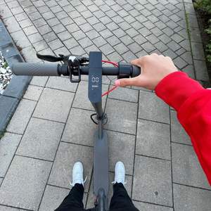 Splitter ny elektrisk scooter🛴  Pris - 3500kr💰 Tre olika körlägen🕹 30km/h🚀 350w batteri 🔋  App medföljer 📳 25-35 km räckvidd 🛣  Instagram: sline_scooters