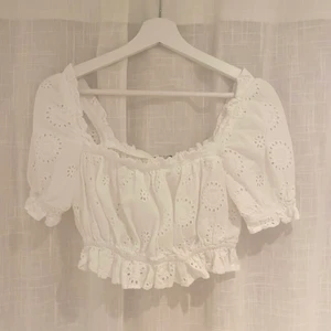 Somrig topp - Säljer denna supersöta topp som är perfekt till sommaren, knappt använd! Från nakd, hör av er om ni undrar något eller vill ha fler bilder💞💞