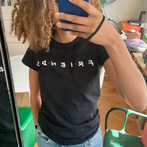 Friends t-shirt  - En svart friends t-shirt som knappt är använd! Tröjan är inte i storlek L utan mer åt S hållet! ❤️‍🔥