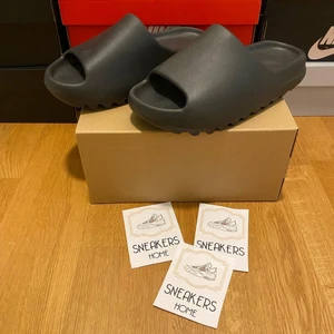 Yeezy Slides Onyx - Helt oanvända Yeezy Slides Onyx i storlek 44.5. Kvitto, boxen och allt ingår! Skriv för frågor!