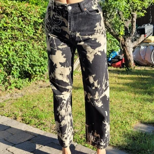 Tie-dye byxor - Ett par roliga svart fläkiga jeans med några vita smilysar vid fickan! Tyvär för små för mig just nu😔