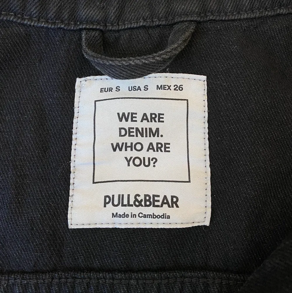 Säljer min svarta croppade jeansjacka från pull&bear.  Skick: Bra! Storlek: S Nypris: ca 400kr. Jackor.