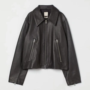 H&M TREND läderjacka / skinn / boxig - Slutsåld boxig läderjacka från H&M Trend i stl S.  Köpare står för frakt Köpare står för frakt